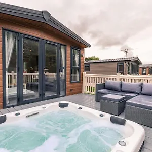 The Serenity With Hot Tub Holiday home York